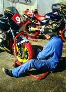 Préparation des motos avant le départ