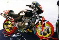 La moto dans la tente